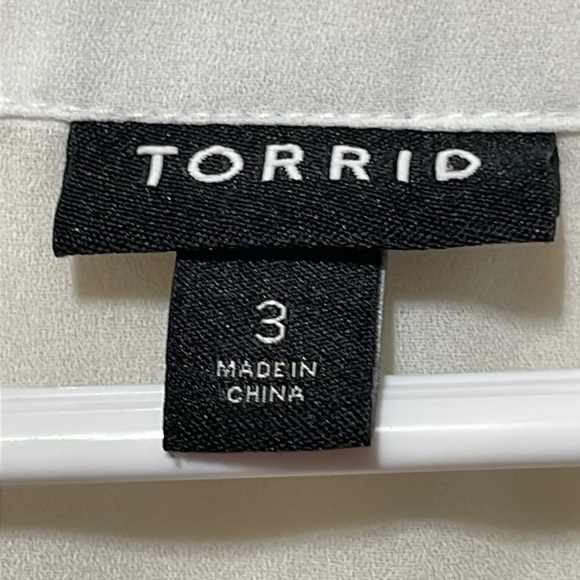 Torrid Women's White Lightweight Blouse. Good Condition. Size 3. - Picture 3 of 8